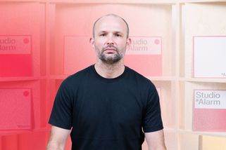 „Německá AfD stále přitvrzuje. Od neonacistů se už skoro nedistancuje,“ tvrdí politolog Jakub Eberle